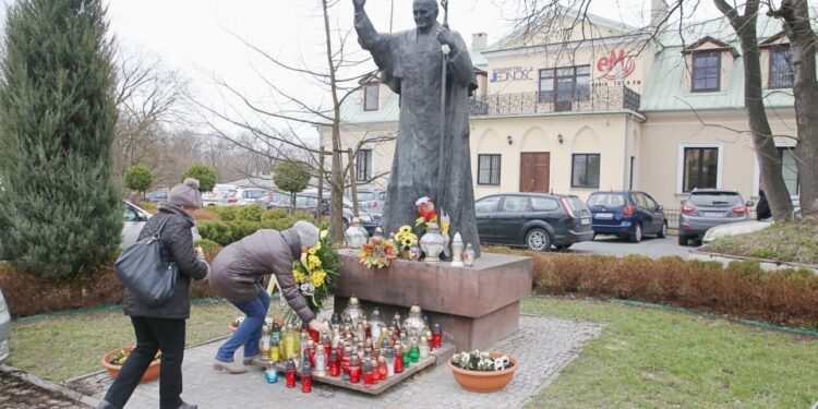 02.04.2015 Kwiaty i znicze pod pomnikiem Jana Pawła 2 w Kielcach / Stanisław Blinstrub / Radio Kielce