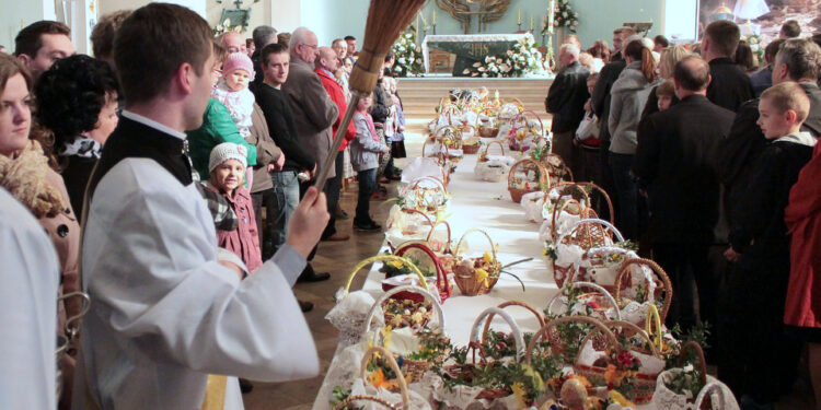 Wielkanoc 2014 - wielka sobota - święcenie potraw / Krzysztof Żołądek / Radio Kielce