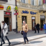 16.4.2015 Kielce. Co piąty przedsiębiorca z kieleckiego Rynku zgodził się wziąć udział w spotkaniu, dotyczącym zmiany szyldów i reklam. / Marlena Płaska / Radio Kielce