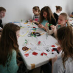 Warsztaty plastyczne dla młodzieży w kieleckim BWA (4 maja 2015 r.) / Piotr Michalski / Radio Kielce