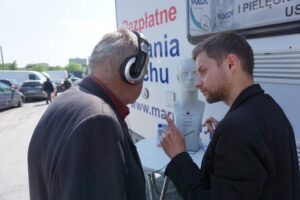 Mobilna klinika przy kieleckim bazarze (29 maja 2015 r.) Badania słuchu. / Kamil Król / Radio Kielce