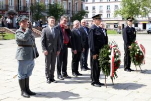 12.05.2013 80 rocznica śmierci marszałka Józefa Piłsudskiego. Składanie kwiatów. / Stanisław Blinstrub / Radio Kielce