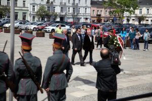 12.05.2013 80 rocznica śmierci marszałka Józefa Piłsudskiego. Składanie kwiatów. / Stanisław Blinstrub / Radio Kielce