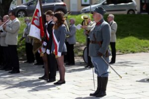 12.05.2013 80 rocznica śmierci marszałka Józefa Piłsudskiego. Składanie kwiatów. / Stanisław Blinstrub / Radio Kielce