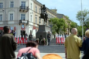 12.05.2013 80 rocznica śmierci marszałka Józefa Piłsudskiego. Składanie kwiatów. / Stanisław Blinstrub / Radio Kielce