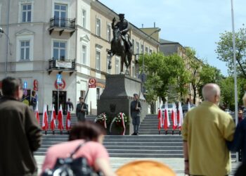 12.05.2013 80 rocznica śmierci marszałka Józefa Piłsudskiego. Składanie kwiatów. / Stanisław Blinstrub / Radio Kielce