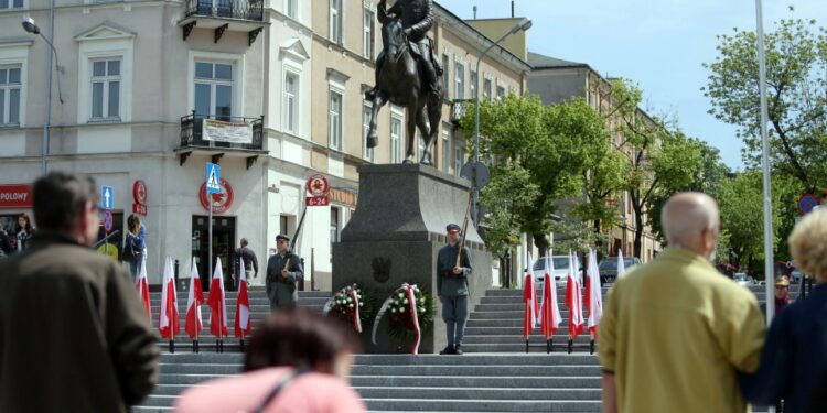 12.05.2013 80 rocznica śmierci marszałka Józefa Piłsudskiego. Składanie kwiatów. / Stanisław Blinstrub / Radio Kielce