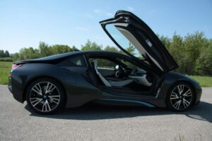 Sportowe hybrydowe BMW i8 / Robert Felczak / Radio Kielce