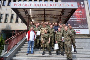 Wizyta w Radiu Kielce uczestników Międzynarodowego Kursu Obserwatorów Wojskowych / Kamil Król / Radio Kielce