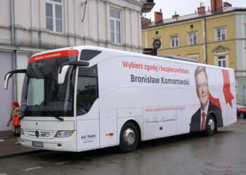 Bus sztabu wyborczego kandydata na prezydenta RP - Bronisława Komorowskiego przyjechał do Kielc / Krzysztof Żołądek / Radio Kielce