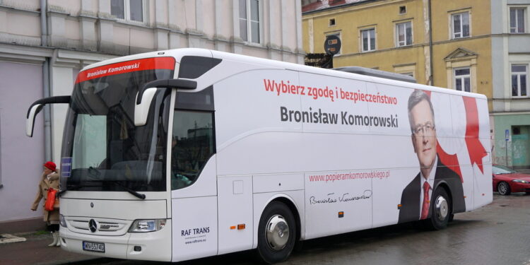 Bus sztabu wyborczego kandydata na prezydenta RP - Bronisława Komorowskiego przyjechał do Kielc / Krzysztof Żołądek / Radio Kielce