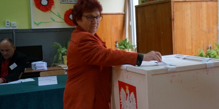 II tura wyborów prezydenckich. Głosowanie w Ostrowcu / Teresa Czajkowska / Radio Kielce