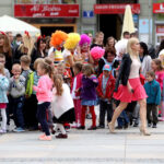 14.5.2015 Kielce. Ulicami miasta przeszedł korowód studencki rozpoczynający juwenalia. Żacy dostali klucze do miasta / Stanisław Blinstrub / Radio Kielce