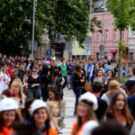 14.5.2015 Kielce. Ulicami miasta przeszedł korowód studencki rozpoczynający juwenalia. Żacy dostali klucze do miasta / Stanisław Blinstrub / Radio Kielce