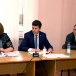 27.05.2015 Kajetanów. Sesja rady gminy w Zagnańsku, dotycząca planów likwidacji Zespołu Szkół im. Armii Krajowej w Kajetanowie. / Stanisław Blinstrub / Radio Kielce