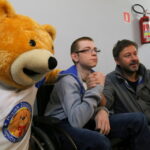 Andrzej Piaseczny pomaga podopiecznemu Fundacji Błękitny Promyk Nadziei / Kamil Król / Radio Kielce