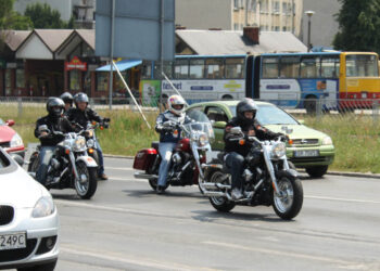The Legend on Tour zawitał do Kielc. Na stacji BP przy ulicy Jagiellońskiej było obejrzeć kilkadziesiąt motocykli Harley Davidson / Piotr Michalski / Radio Kielce