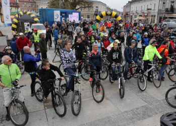 22.9.2013 Światowy dzień bez samochodu. Rowerowa masa krytyczna. Meta na rynku. / Wojciech Habdas / Radio Kielce