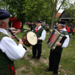 24.5.2015 Tokarnia. Koncert "Jawor – u źródeł kultury" w Tokarni. Korowód / Piotr Michalski / Radio Kielce