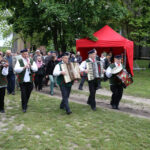 24.5.2015 Tokarnia. Koncert "Jawor – u źródeł kultury" w Tokarni. Korowód / Piotr Michalski / Radio Kielce