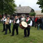 24.5.2015 Tokarnia. Koncert "Jawor – u źródeł kultury" w Tokarni. Korowód / Piotr Michalski / Radio Kielce