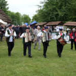 24.5.2015 Tokarnia. Koncert "Jawor – u źródeł kultury" w Tokarni. Korowód / Piotr Michalski / Radio Kielce