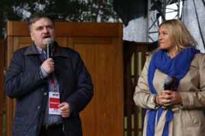 Koncert "Jawor – u źródeł kultury" w Tokarni. Redaktor naczelny Radia Kielce Joanna Gergont-Woś i prezes rozgłośni Jarosław Kusto / Wojciech Habdas / Maciej Wadowski / Radio Kielce