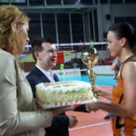 Rewanżowy mecz o 9. miejsce w Orlen Lidze siatkarek: KSZO Ostrowiec - Nafta Piła. Kapitan ostrowieckiego zespołu Barbara Bawoł otrzymuje puchar i tort od prezydenta Ostrowca Jarosława Górczyńskiego i prezesa klubu Iwony Kosiorowskiej / Kamil Król / Radio Kielce