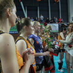 Rewanżowy mecz o 9. miejsce w Orlen Lidze siatkarek: KSZO Ostrowiec - Nafta Piła. Kwiaty dla siatkarek od klubu kibica KSZO / Kamil Król / Radio Kielce