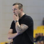 Pierwszy mecz półfinału mistrzostw Polski piłkarzy ręcznych: Vive Tauron Kielce - Pogoń Szczecin. Trener gości Rafał Biały / Kamil Król / Radio Kielce