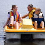 31.5.2015 Cedzyna. 31.5.2015 Cedzyna. Rejsy po zalewie w Cedzynie dla dzieciaków zorganizowali żeglarze z Klubu Morskiego HORN / Wojciech Habdas / Radio Kielce