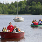31.5.2015 Cedzyna. 31.5.2015 Cedzyna. Rejsy po zalewie w Cedzynie dla dzieciaków zorganizowali żeglarze z Klubu Morskiego HORN / Wojciech Habdas / Radio Kielce