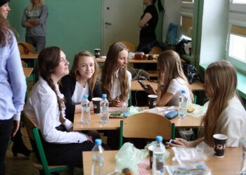 1.4.2015 Kielce. Sprawdzian szóstoklasisty w Szkole Podstawowej nr 19.  Szóstoklasiści mają przerwę. Po odpoczynku czeka ich jeszcze test z języka obcego. / Wojciech Habdas / Radio Kielce