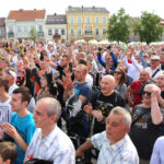 31.5.2015 Kielce. Na Rynku kibice dopingowali zawodników Viva Tauronu Kielce. / Wojciech Habdas / Radio Kielce