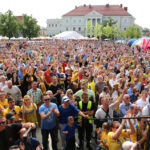 31.5.2015 Kielce. Na Rynku kibice dopingowali zawodników Viva Tauronu Kielce. / Wojciech Habdas / Radio Kielce
