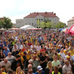 31.5.2015 Kielce. Na Rynku kibice dopingowali zawodników Viva Tauronu Kielce. / Wojciech Habdas / Radio Kielce