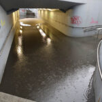 20.5.2015 Kielce. Nawałnica przeszła nad miastem. Zalany tunel przy rondzie Herlinga-Grudzińskiego. / Wojciech Habdas / Radio Kielce