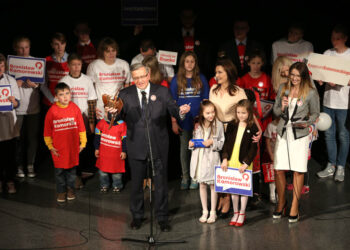 22.5.2015 Kielce. Bronisław Komorowski spotkał się z wyborcami w Wojewódzkim Domu Kultury / Wojciech Habdas / Radio Kielce