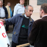 22.5.2015 Kielce. Prezydent  RP w Kielcach. Po spotkaniu z Bronisławem Komorowskim przed WDK stała się grupa zwolenników i przeciwników tej kandydatury. / Wojciech Habdas / Radio Kielce