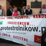 22.5.2015 Kielce. Prezydent  RP w Kielcach. Po spotkaniu z Bronisławem Komorowskim przed WDK stała się grupa zwolenników i przeciwników tej kandydatury. / Wojciech Habdas / Radio Kielce
