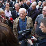 22.5.2015 Kielce. Prezydent  RP w Kielcach. Po spotkaniu z Bronisławem Komorowskim przed WDK stała się grupa zwolenników i przeciwników tej kandydatury. / Wojciech Habdas / Radio Kielce