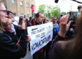 22.5.2015 Kielce. Prezydent  RP w Kielcach. Po spotkaniu z Bronisławem Komorowskim przed WDK stała się grupa zwolenników i przeciwników tej kandydatury. / Wojciech Habdas / Radio Kielce