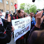 22.5.2015 Kielce. Prezydent  RP w Kielcach. Po spotkaniu z Bronisławem Komorowskim przed WDK stała się grupa zwolenników i przeciwników tej kandydatury. / Wojciech Habdas / Radio Kielce