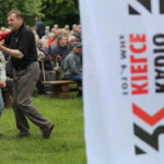 24.5.2015 Tokarnia. Koncert "Jawor – u źródeł kultury" w Tokarni. Przed sceną powstał nieformalny parkiet taneczny / Wojciech Habdas / Radio Kielce