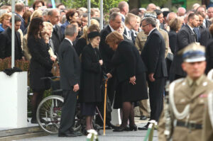 Uroczystości pogrzebowe Władysława Bartoszewskiego. Kondolencje Zofii Bartoszewskiej składają prezydent Bronisław Komorowski z żoną Anną (4 maja 2015 r.) / Wojciech Habdas / Radio Kielce