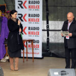 24.5.2015 Tokarnia. Koncert "Jawor – u źródeł kultury" w Tokarni. Koncert "Jawor – u źródeł kultury" w Tokarni. Prowadzący Magdalena Sitek i Rafał Szymczyk z Radia Kielce / Wojciech Habdas / Radio Kielce