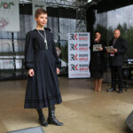 24.5.2015 Tokarnia. Koncert "Jawor – u źródeł kultury" w Tokarni. Pokaz mody retro "Z szafy prababci". / Wojciech Habdas / Radio Kielce