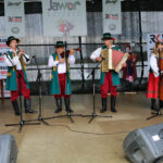 24.5.2015 Tokarnia. Koncert "Jawor – u źródeł kultury" w Tokarni. Na scenie Olbrzyszanie. / Wojciech Habdas / Radio Kielce