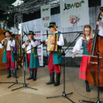 24.5.2015 Tokarnia. Koncert "Jawor – u źródeł kultury" w Tokarni. Na scenie Olbrzyszanie. / Wojciech Habdas / Radio Kielce