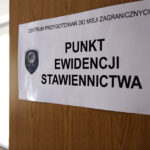 6.5.2015 Kielce. Nabór ochotników w jednostce wojskowej na Bukówce. Na początku poborowi rejestrują się w Punkcie Ewidencji Stawiennictwa. / Wojciech Habdas / Radio Kielce